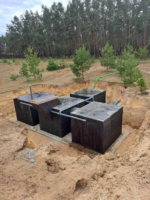 Zestaw zbiorników betonowych osadzonych w wykopie